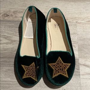 New never worn green velvet flats